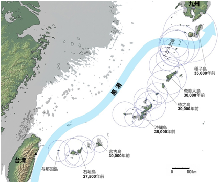 図1:3万数千年前の琉球列島と各島における最古の遺跡のおおよその年代。海面を80 m 下げて陸化する部分をグレーで示してある。円は海上から島が見える範囲。黒潮の流路は推定される3万5000 年前のもの。▲は図2を撮影した立霧山。背景地図はGeoMapAppにて作成。